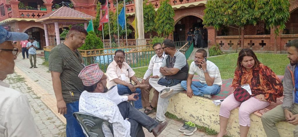 हस्ताक्षरविनाको मतपत्र भेटिएपछि विराटनगर १२ को मतगणना रोकियो