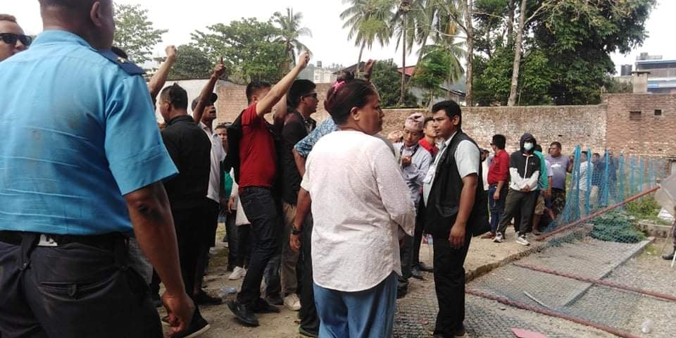 हस्ताक्षरविनाको मतपत्र भेटिएपछि धरानमा मतगणना रोकियो