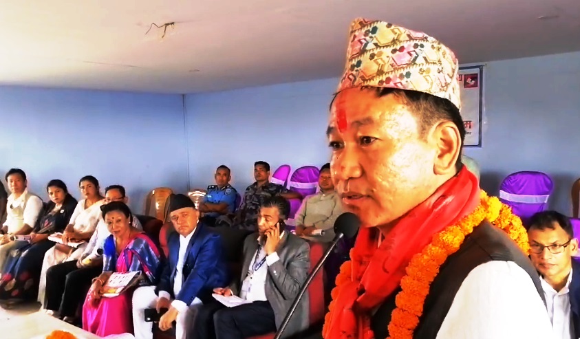 करोडको गाडी चढ्दा सडकका खाल्डा देखिँदैन : हर्क साम्पाङ