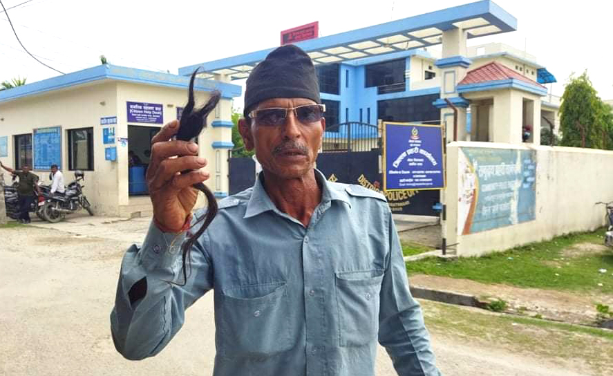 ‘टुप्पी’ काटिदिनेलाई कार्वाही गर्न प्रहरीमा उजुरी