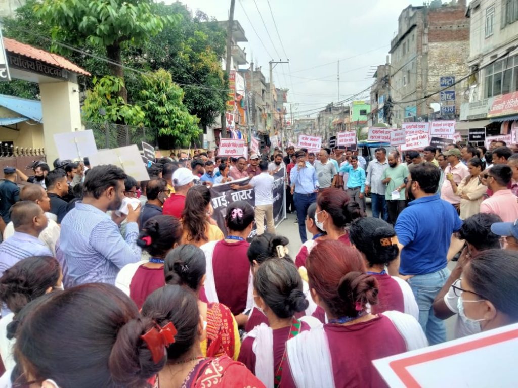 विराटनगरका उद्योगी–व्यवसायी र मजदुरद्वारा आन्तरिक राजस्व कार्यालय घेराउ