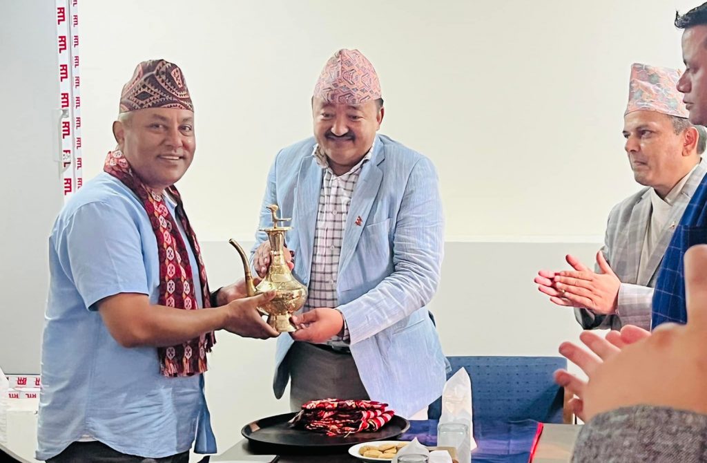 डिआइजी कार्यालयमै पुगेर मुख्यमन्त्रीले गरे बिसीको विदाई