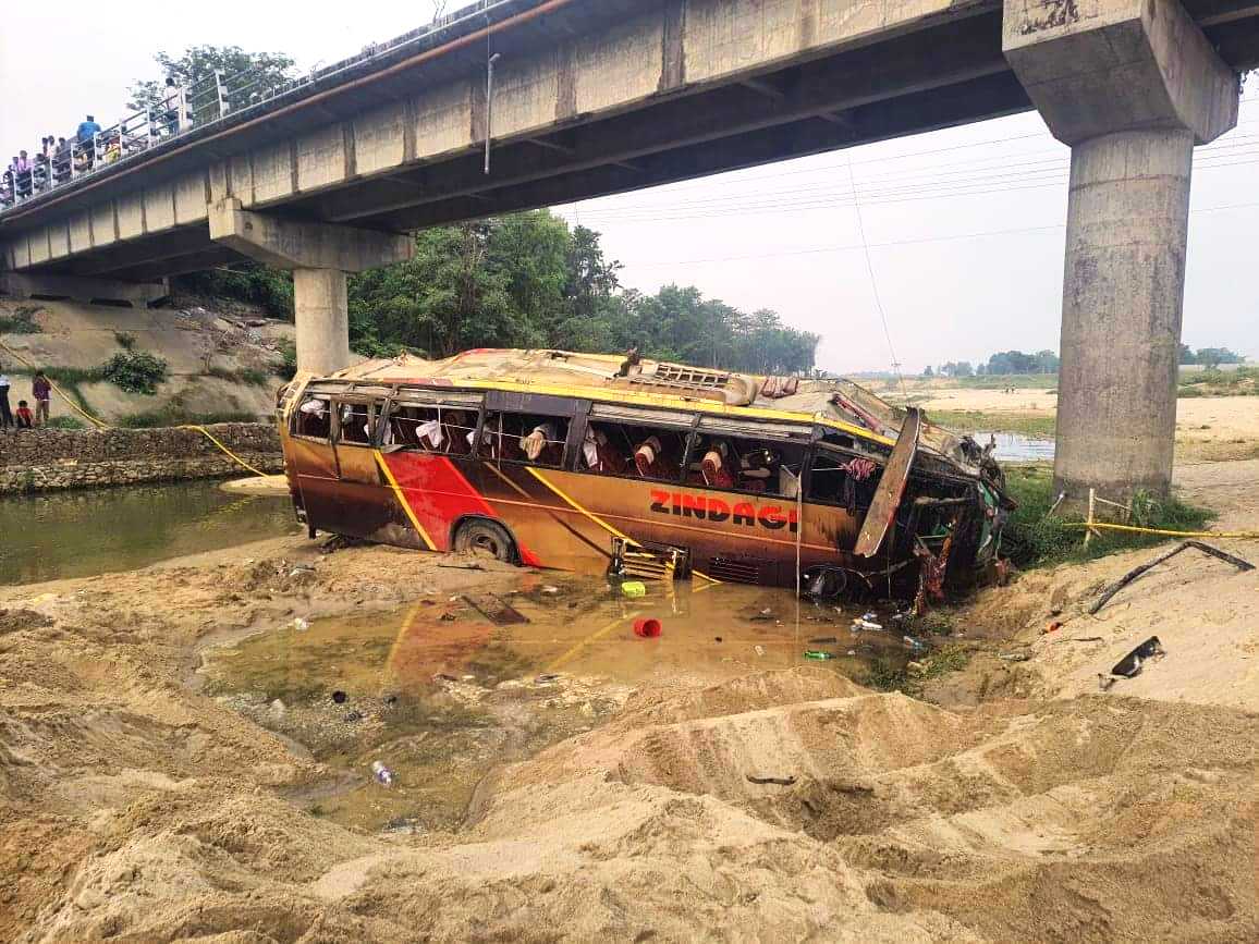 रुपन्देहीमा बस दुर्घटनामा मृत्यु हुने ५ जनाको पहिचान खुल्यो, १५ जनाको अवस्था चिन्ताजनक