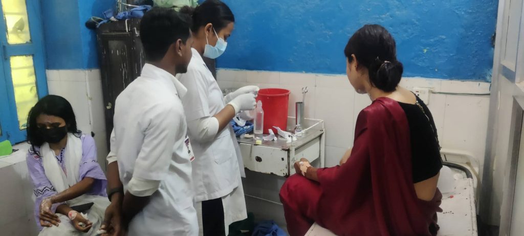 यात्रुबाहक बसमा एसिड पोखिदा  पाँच जना घाइते