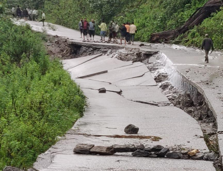 पहिरोले संखुवासभाको उत्तर–दक्षिण सडक खण्ड अवरुद्ध