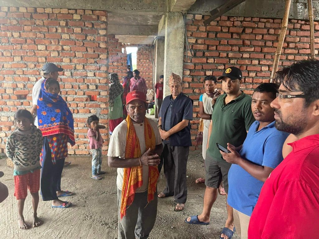 विपदमा पीडितको सहयोगमा खट्दै नेता आचार्य