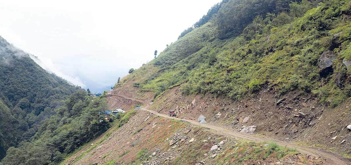 रानी–तिब्बत सडक: रुख ढाल्ने अनुमति कुर्दै निर्माण आयोजना