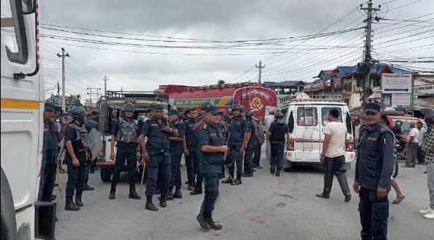 विराटनगरमा इन्धनको मूल्यवृद्धि विरोधमा यातायात व्यवसायीले गरे चक्काजाम
