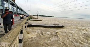 सप्तकोसी नदीमा पानीको बहाव बढ्यो : ब्यारेजका २० ढोका खोलिए, रातो बत्ती बालेर सतर्कता