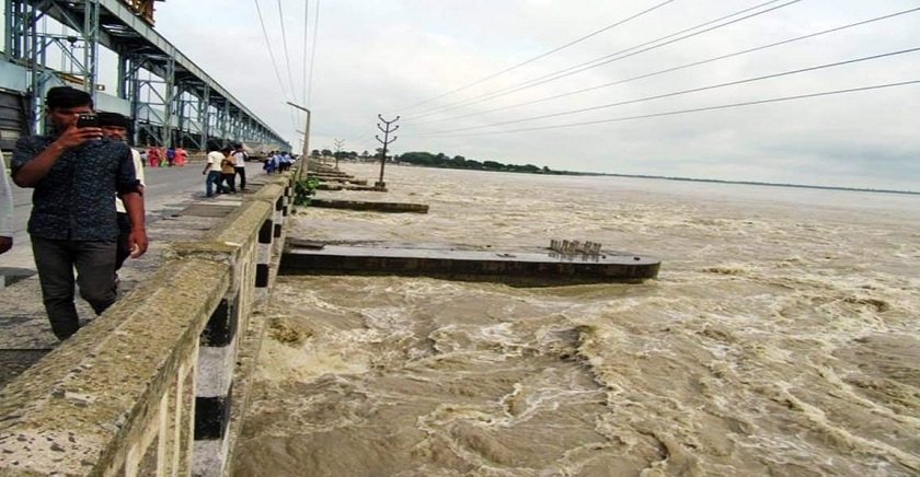 ब्यारेजमा पुलबाट दाउरा संकलन गर्ने बालक कोशीमा बेपत्ता