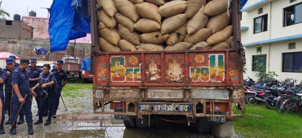 तस्करीको ट्रकसहित पाँच सय बोरा मकै नियन्त्रणमा