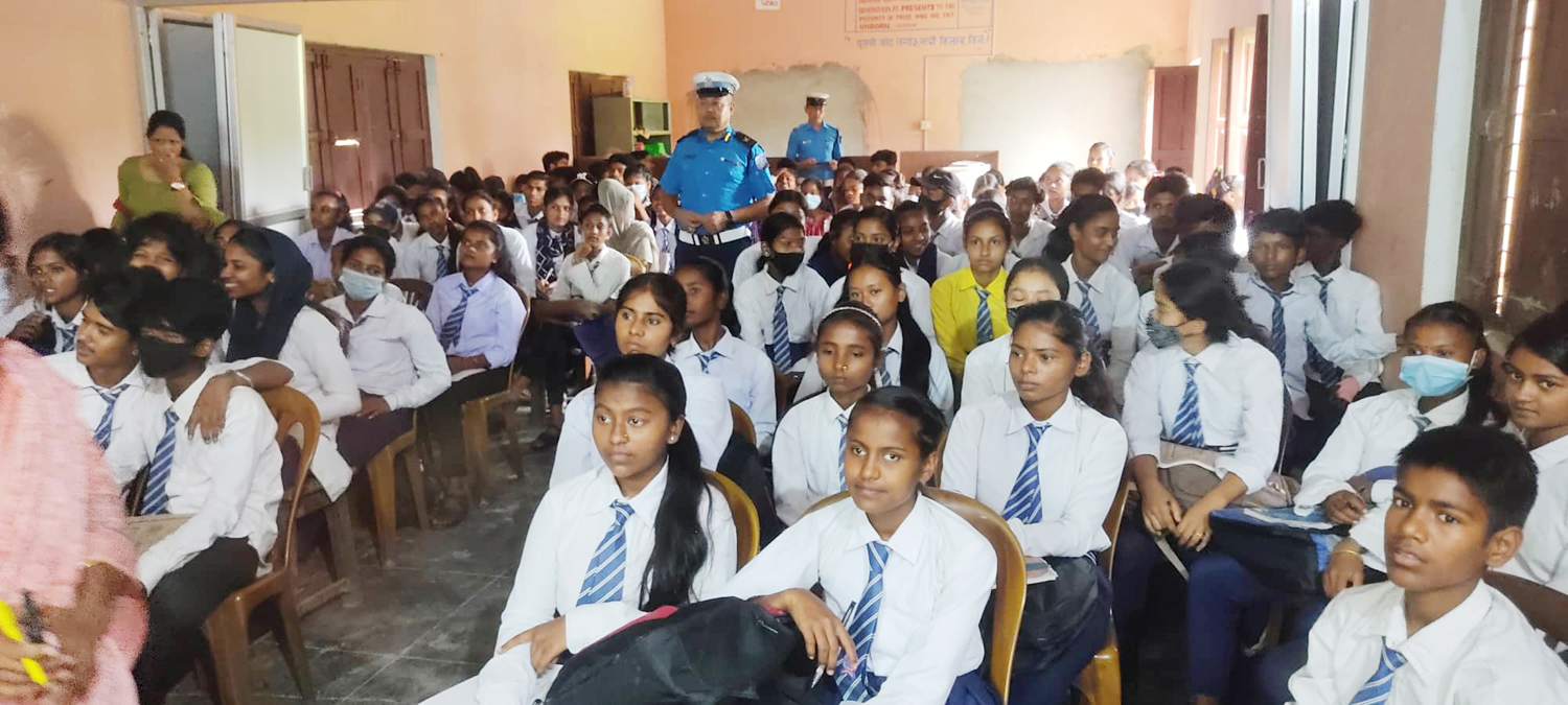 विद्यार्थीलाई ट्राफिक सचेतना