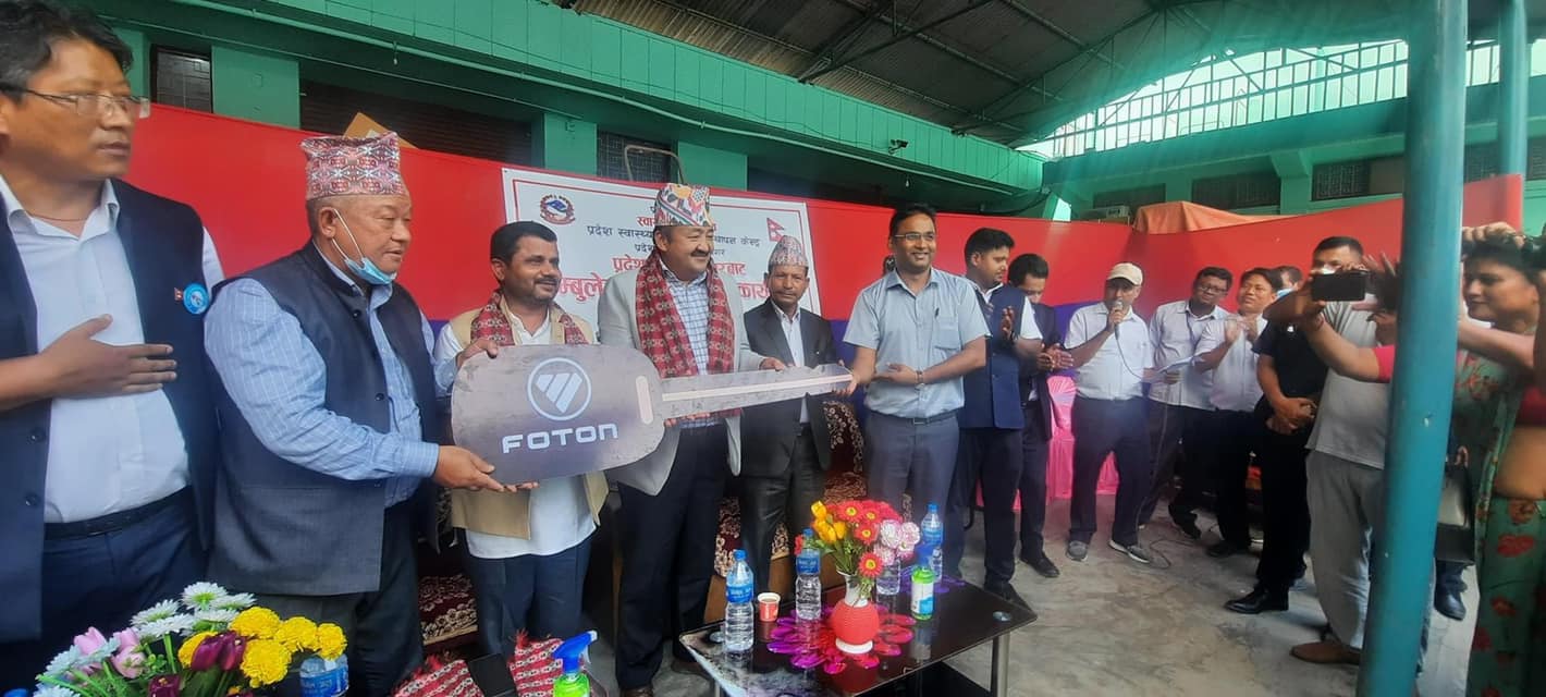 चार अस्पताललाई एम्बुलेन्स हस्तान्तरण