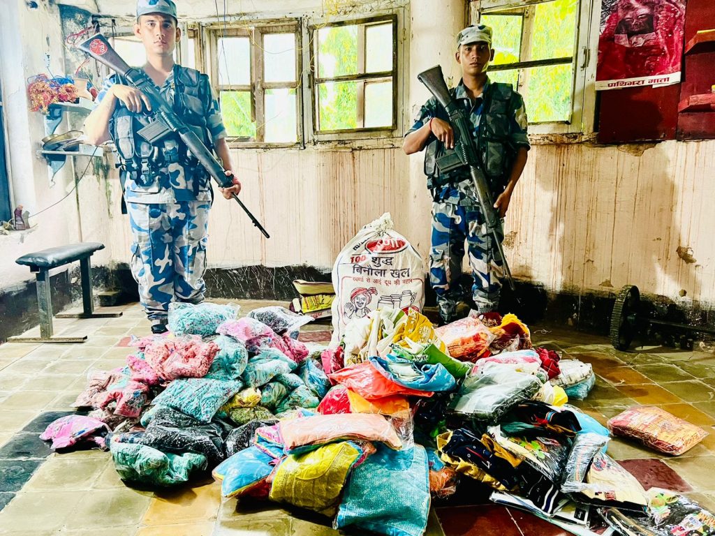 ६ लाख ९४ हजारको अवैध लत्ताकपडा र खाद्यान्य बरामद