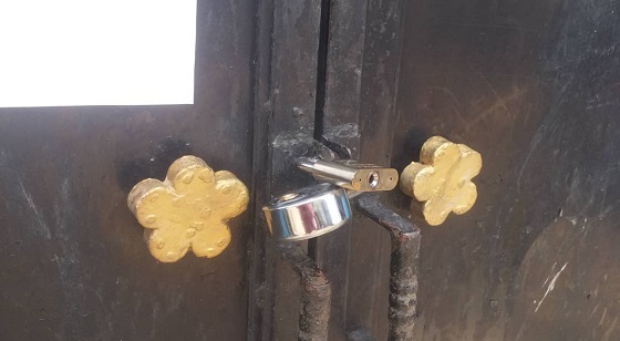 करार कर्मचारी हटाएको बिरोधमा ताला