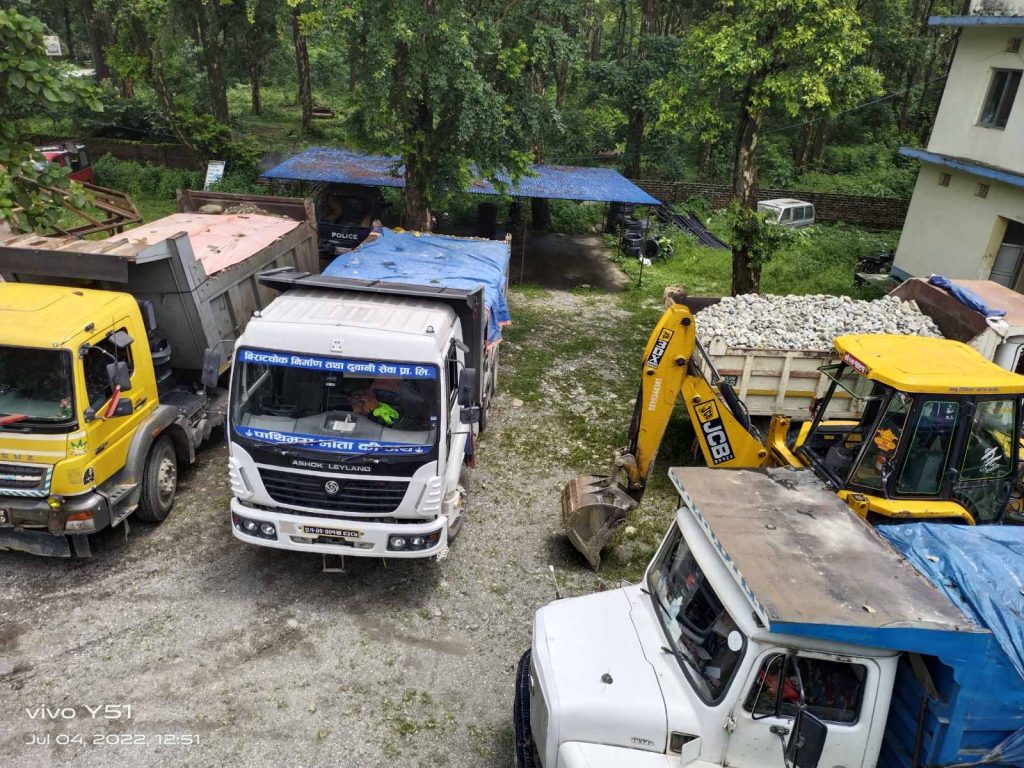 प्राकृतिक स्रोतको दोहन गर्ने सवारीसाधन नियन्त्रणमा