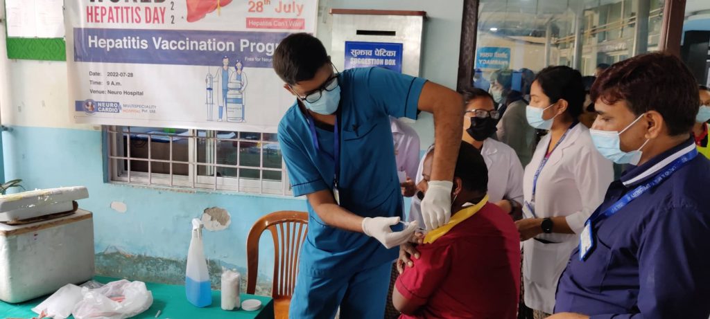न्युरो अस्पतालले मनायो हेपाटाइटिस दिवस, कर्मचारी र स्वास्थ्यकर्मीले लगाए खोप