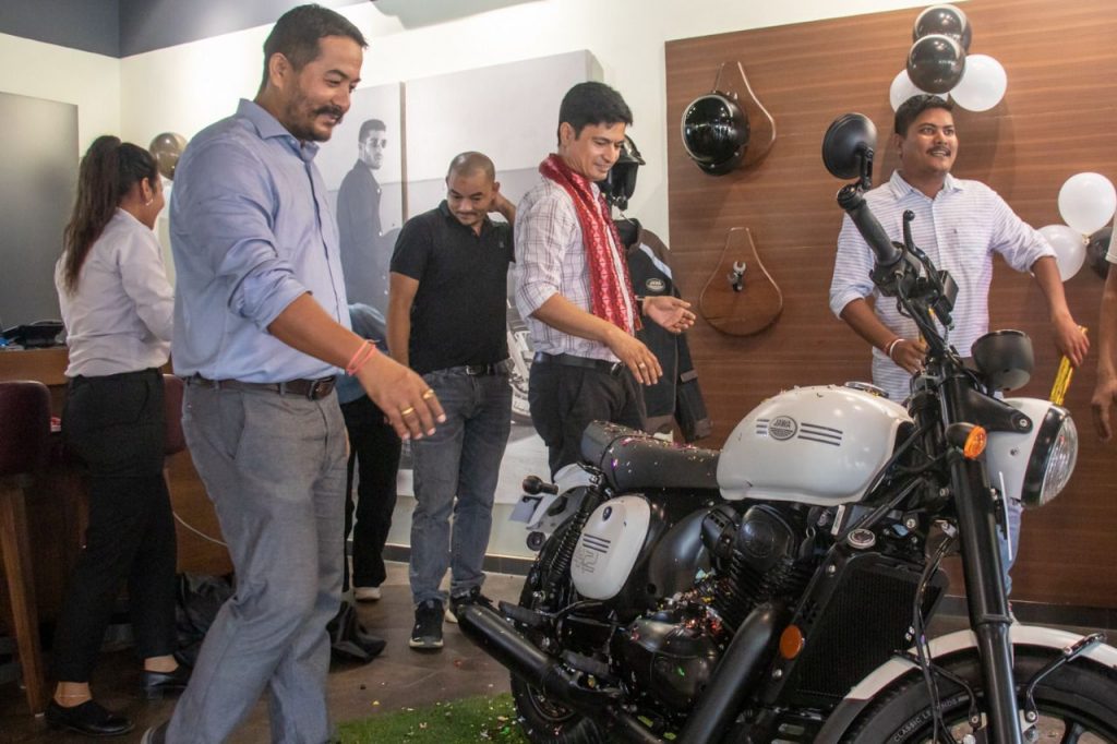 रोयल ब्रर्दसले ‘जावा ४२ २.१’ नयाँ मोडलको मोटरसाइकल बजारमा ल्यायो