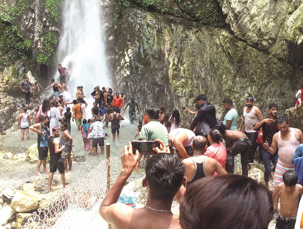मधेशमा गर्मी बढेपछि नमस्ते झरनामा भीड