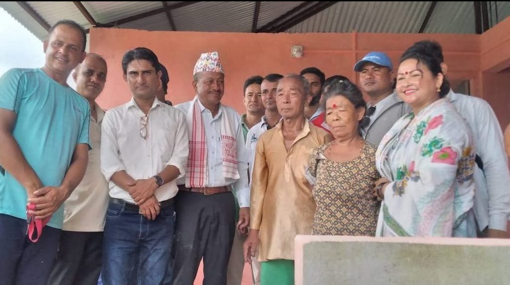 ओलीसँगै १७ वर्ष जेल जीवन बिताएका मानकुमारलाई पत्रकार र लेखकले बनाइदिए नयाँ घर