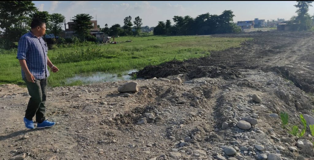 एक व्यापारीले सडकमा डोजर चलाएपछि…….