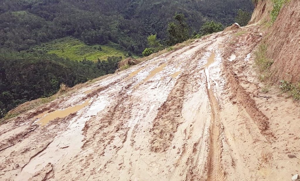भोजपुरका ग्रामीण सडक अवरुद्ध