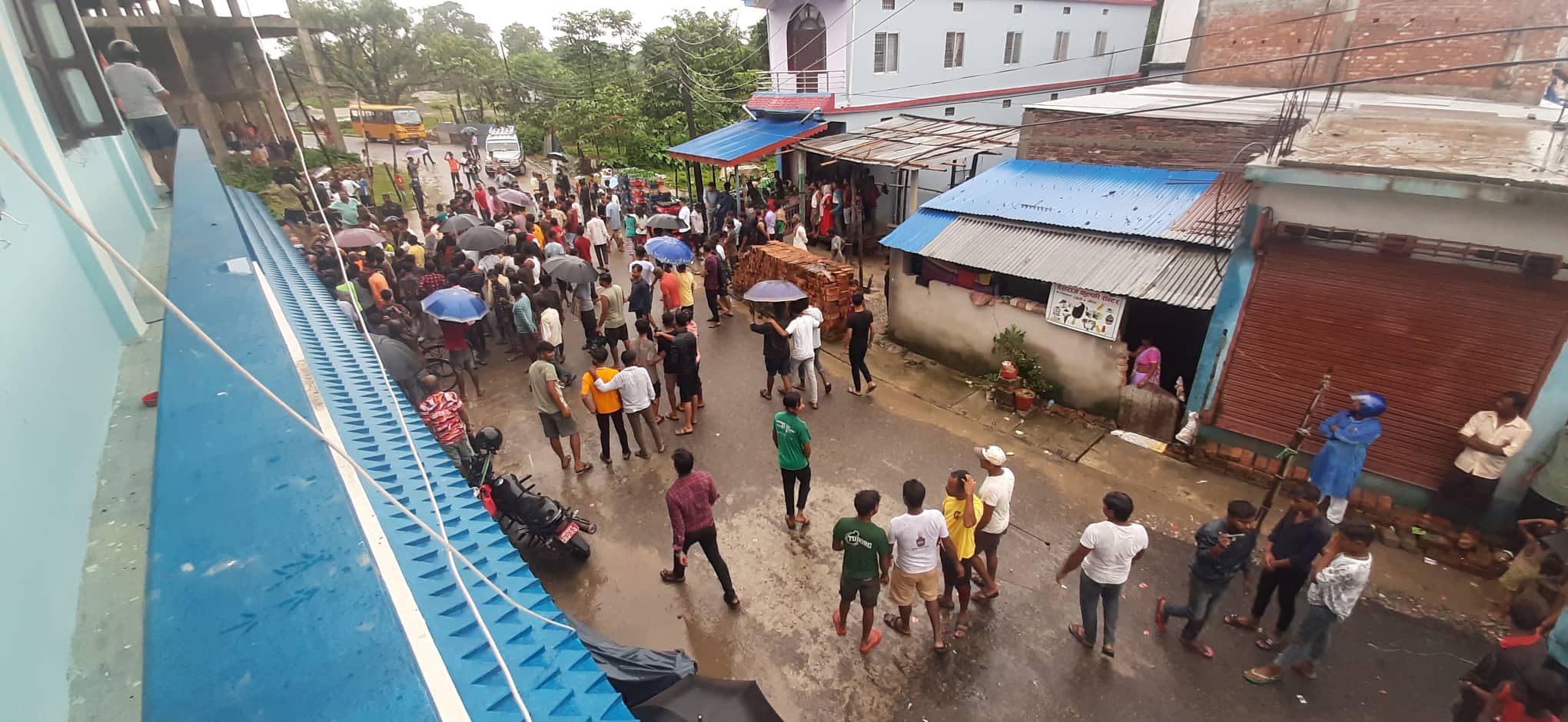 सहचालकले चलाएको स्कुल बसले ठक्कर दिँदा दुई विद्यार्थीको मृत्यु