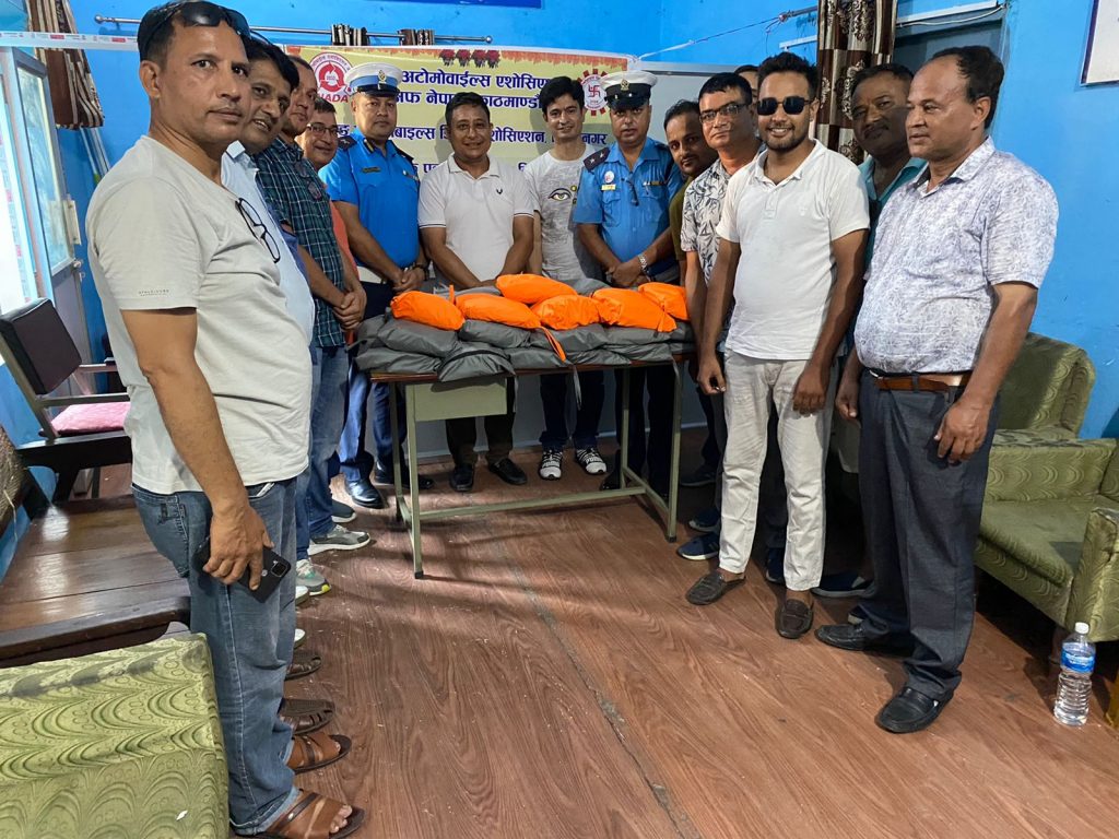 ट्राफिक प्रहरीलाई रेनकोट वितरण