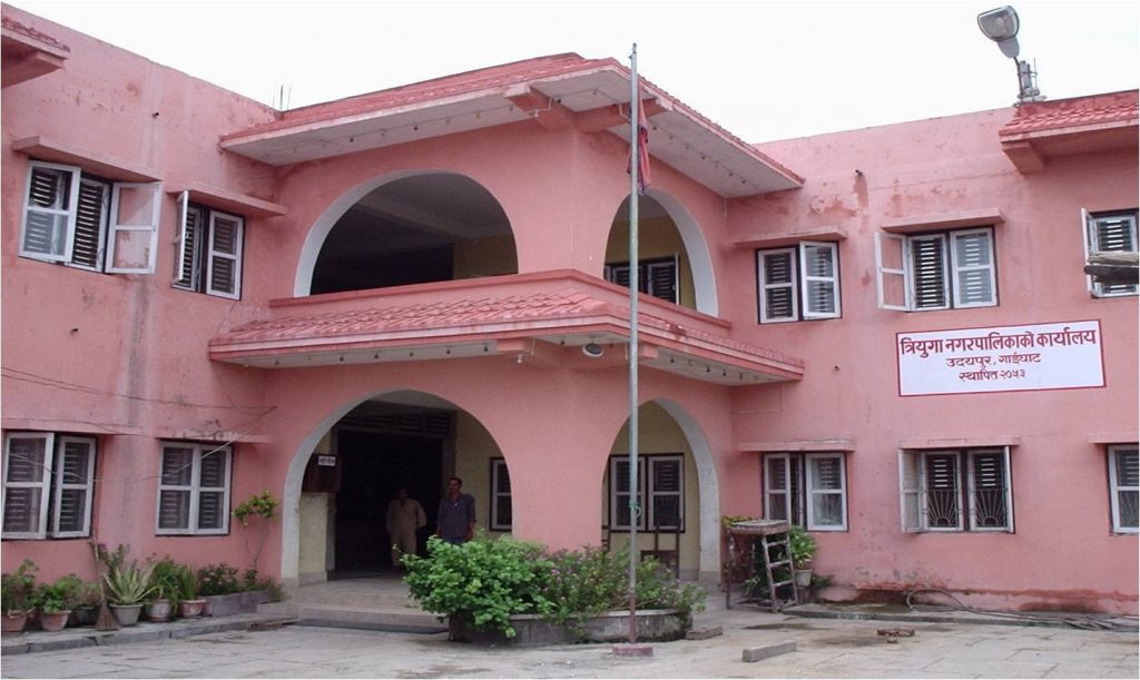 निष्काशित कर्मचारीको आन्दोलनले त्रियुगा ठप्प