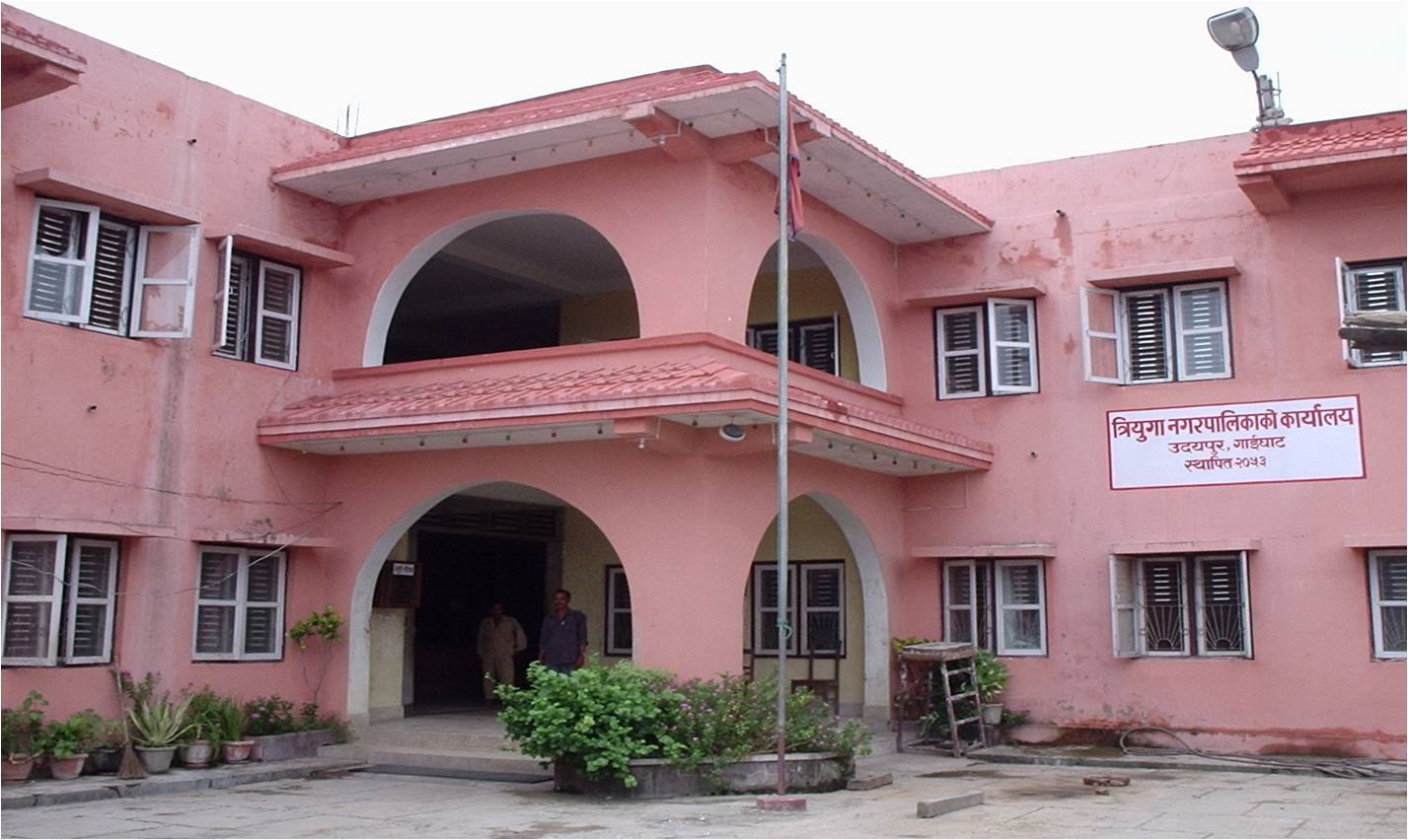 करार कर्मचारी हटाएपछि त्रियुगा नगरपालिकामा तालाबन्दी