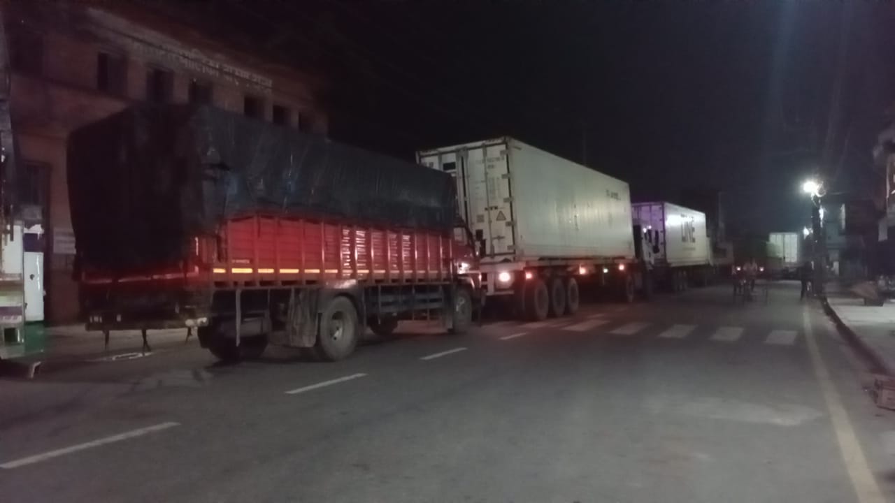 प्रहरीले बरामद गरेको चाइनिज स्याउ राजस्व कार्यालयमा पुर्‍यायो