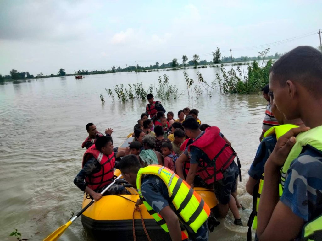 बाढीमा फसेकाहरुको यसरी हुदैछ उद्धार (फोटो फिचर )