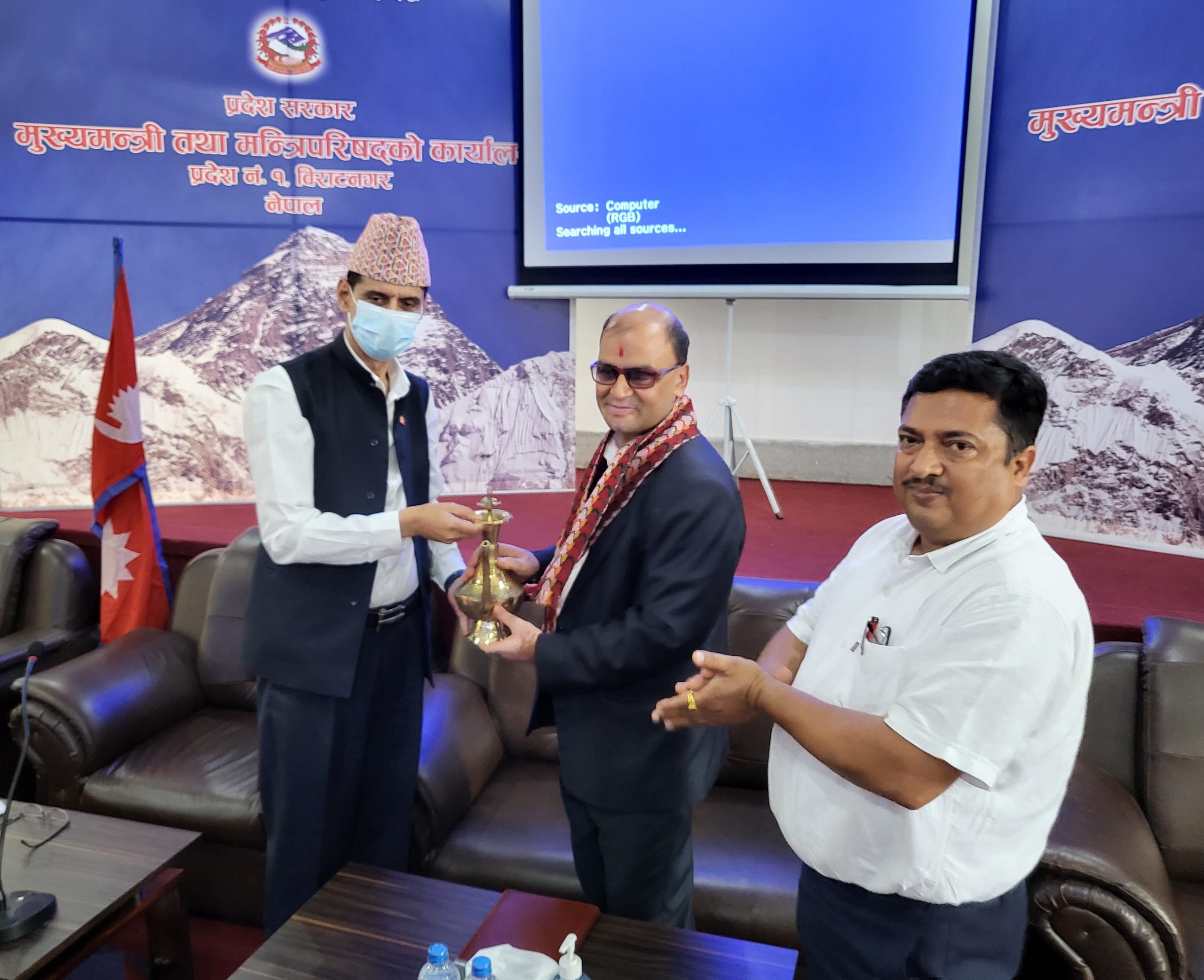 धरान उपमहानगरपालिका सरुवा हुुनुभएका सचिव रिजालको बिदाइ