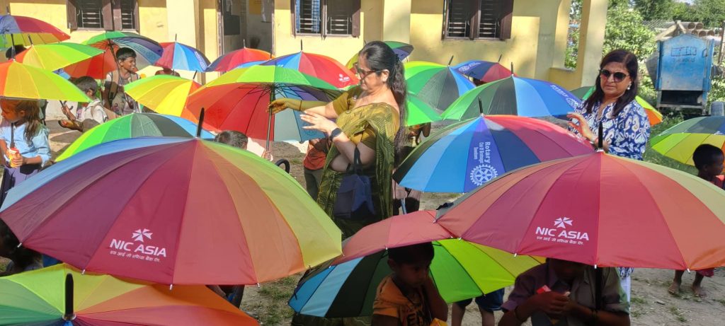 रोटरीद्वारा विद्यार्थीलाई छाता वितरण