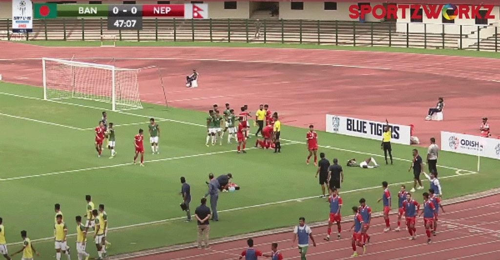 नेपाल र बंगलादेश बीचको खेलमा रेफ्रीले दिए तीन खेलाडिलाई रातो कार्ड