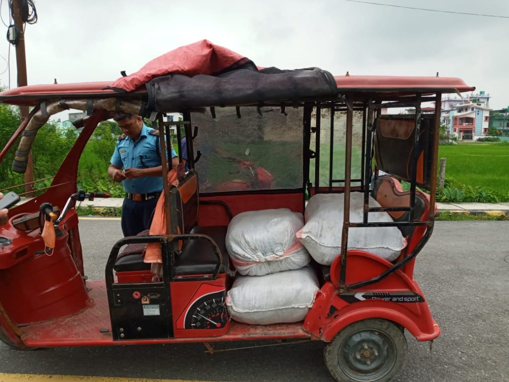 कपडा तस्करीको पछि लाग्दा ६१ केजी गाँजा भेटिएपछि