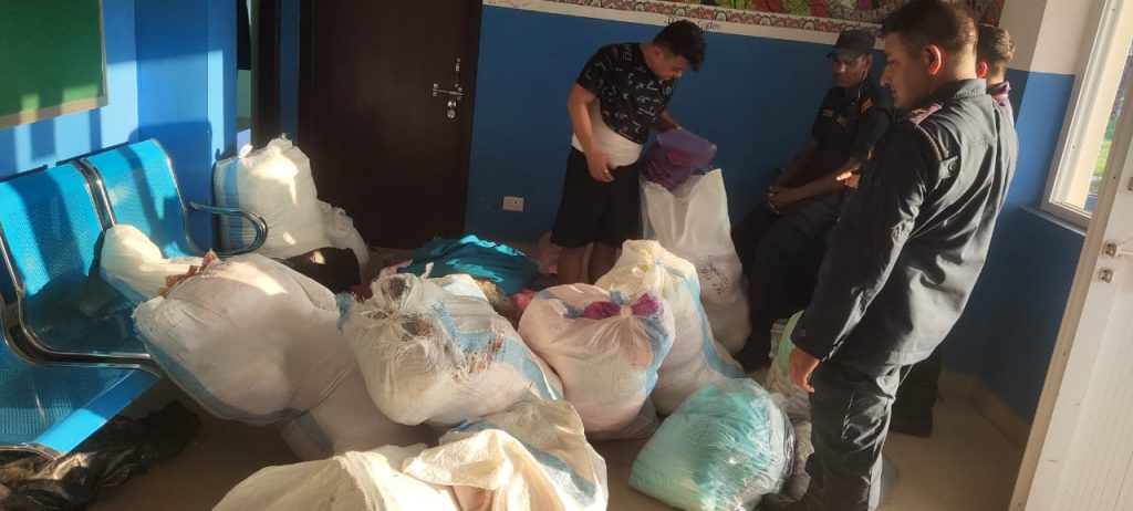 विराटनगरको उखुबारीमा तस्करीको कपडा, साढे ४ लाखको कपडा बरामद