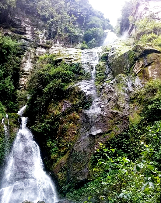 पर्यटकको आकर्षणको केन्द्र बन्दै महभीर झरना