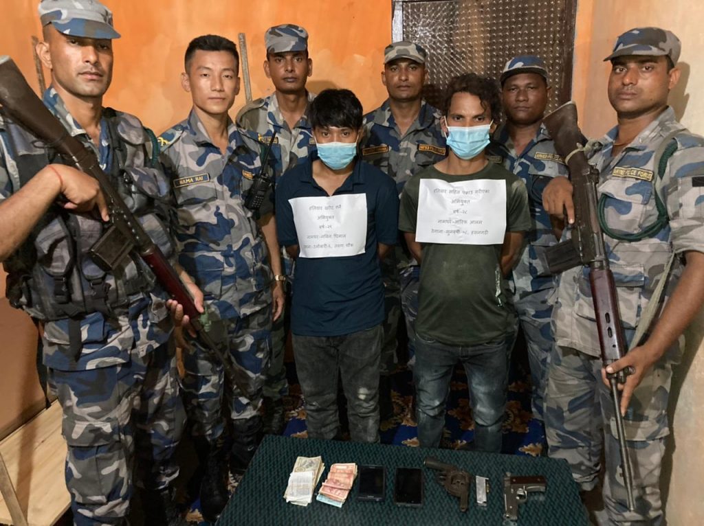 मोरङको सुनवर्षीबाट पेस्तोलसहित दुई जना पक्राउ