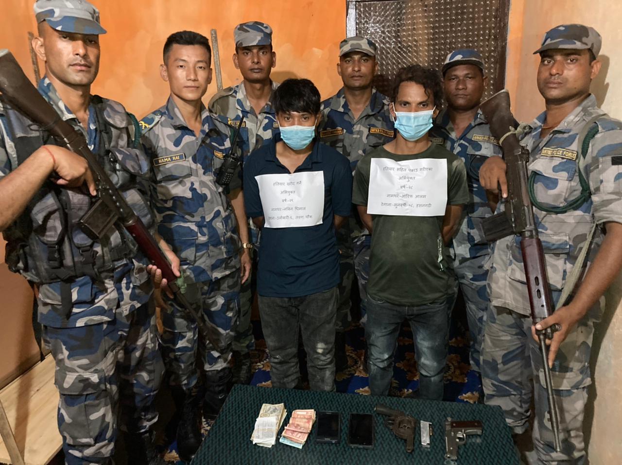 मोरङको सुनवर्षीबाट पेस्तोलसहित दुई जना पक्राउ