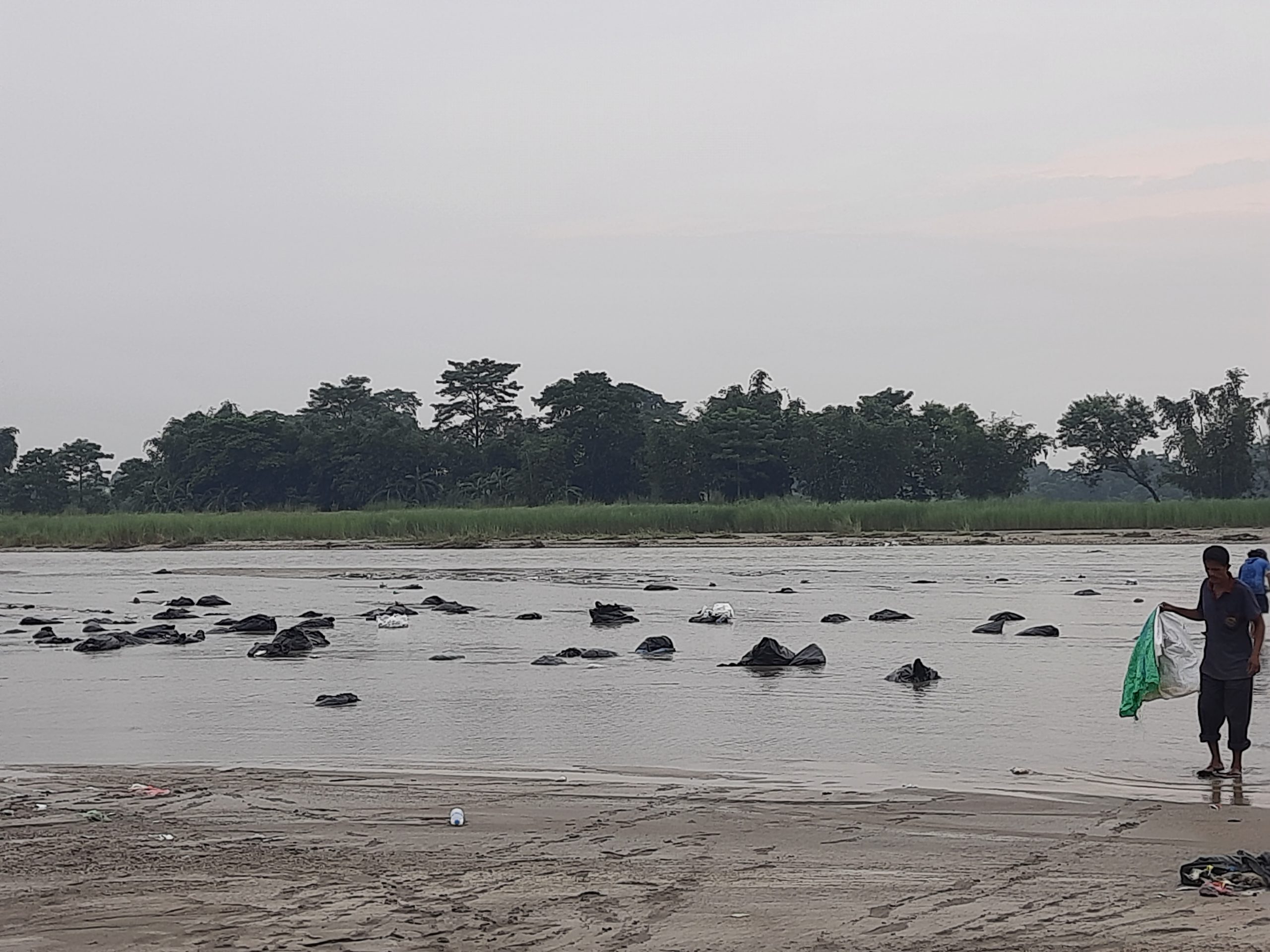 अस्पतालहरूको उत्पादित फोहोर खोलामा फालिने क्रम बढेपछि सङ्क्रमण फैलिने त्रास