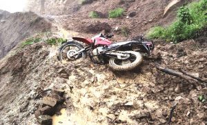 वर्षा र पहिरोले मेची राजमार्गसहित ८ सडक अवरुद्ध
