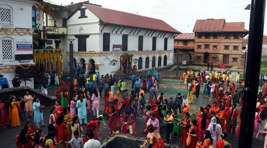 महादेवको पूजाआराधना गरी हिन्दू नारीहरू हरितालिका तीज मनाउँदै