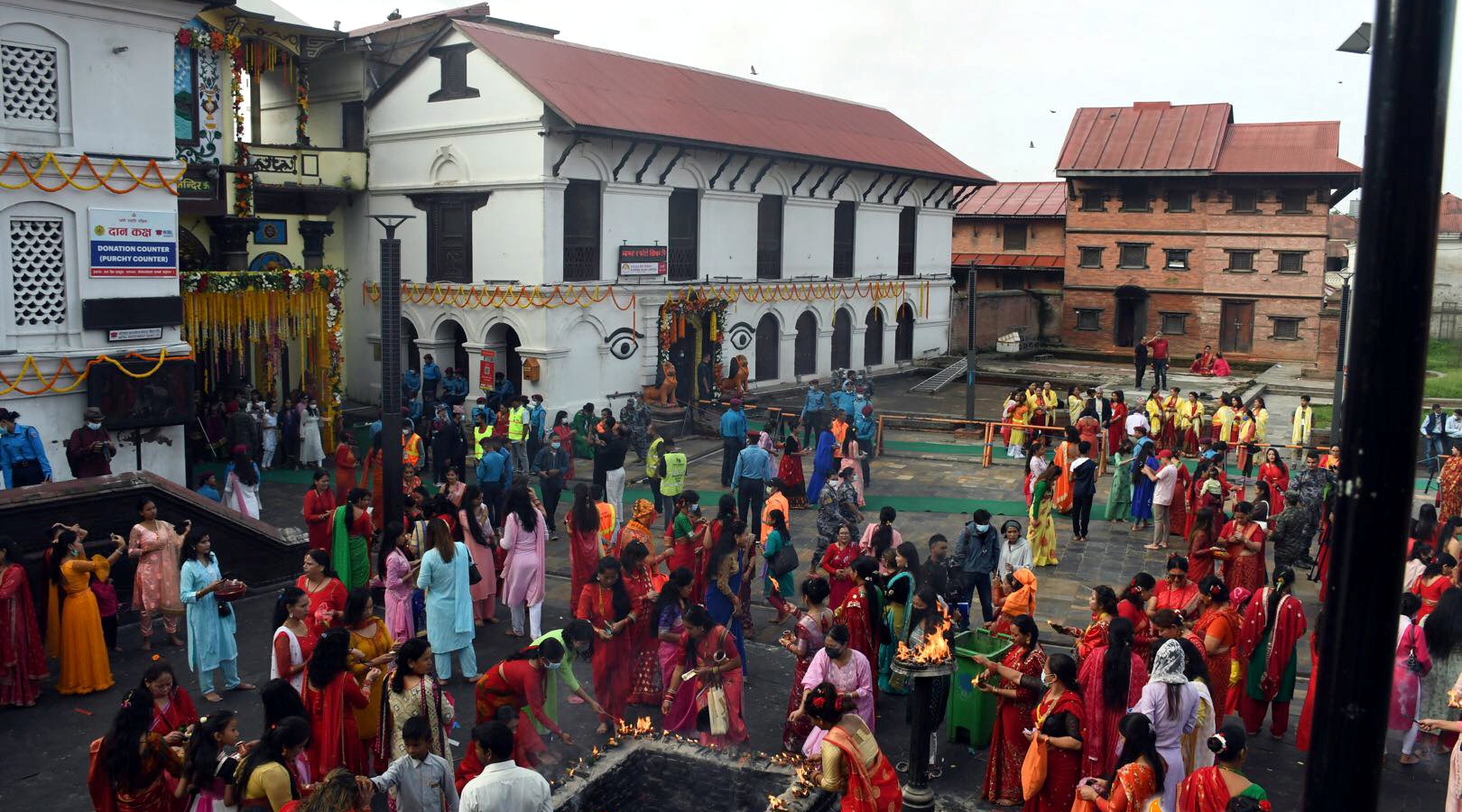 महादेवको पूजाआराधना गरी हिन्दू नारीहरू हरितालिका तीज मनाउँदै