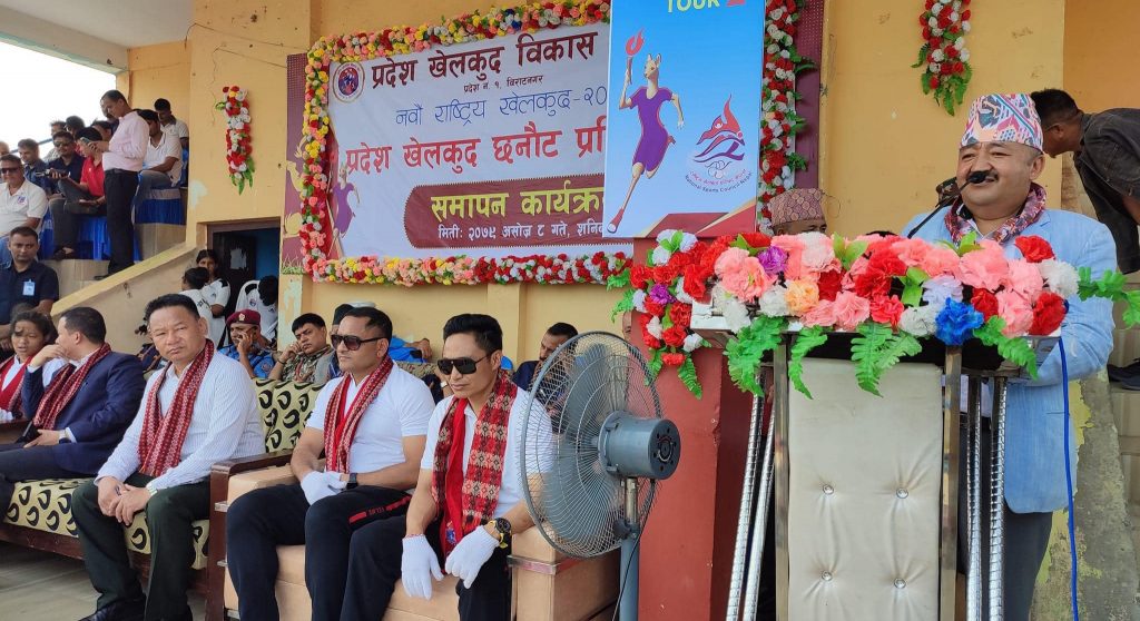 नवौं राष्ट्रिय खेलकुदका लागि तयार पारिएको ट्रफी विराटनगरमा सार्वजनिक
