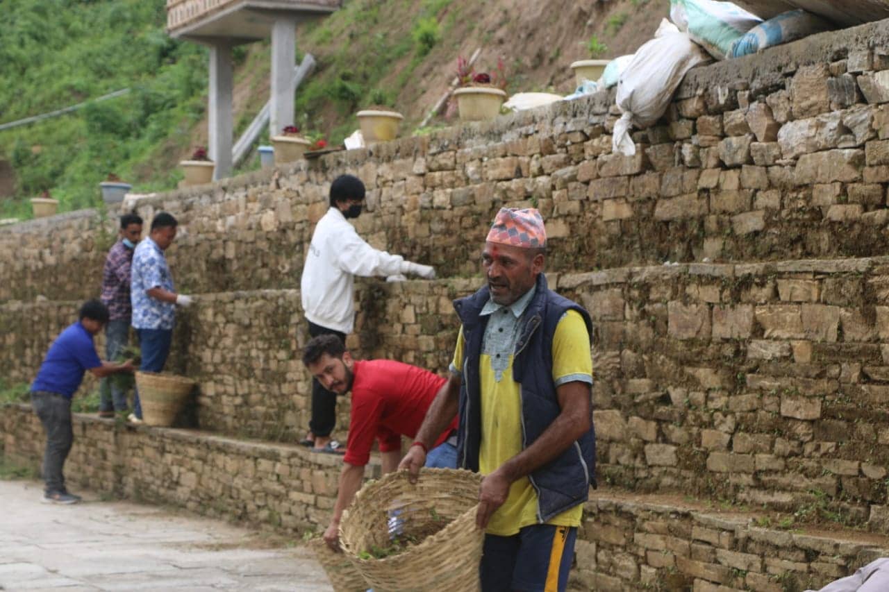 सरसफाइ दिवसमा सिद्धकाली मन्दिर परिसर सफाइ