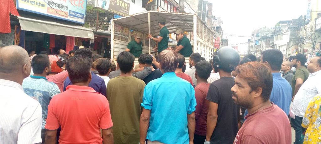 विराटनगर मेनरोडबाट एक व्यापारी पक्राउ, नगर प्रहरी र व्यापारीबीच धकेलाधकेल