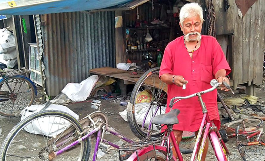 ३७ वर्षदेखि साइकलको फ्रेम सम्हालिरहेका भक्तबहादुर
