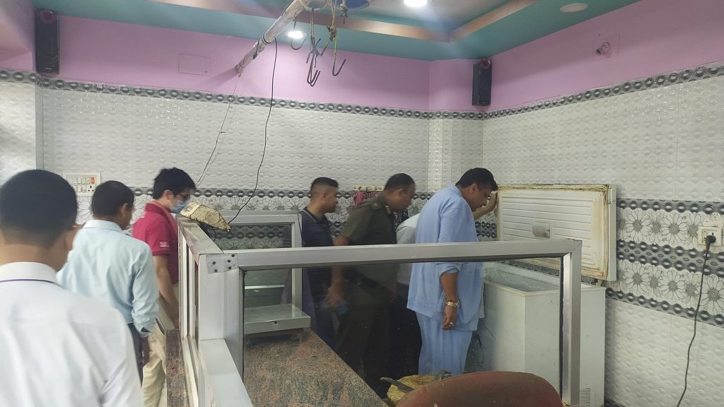 खसीको भन्दै बाख्राको मासु बिक्री, मेयरले गरे मासुपसलको अनुगमन