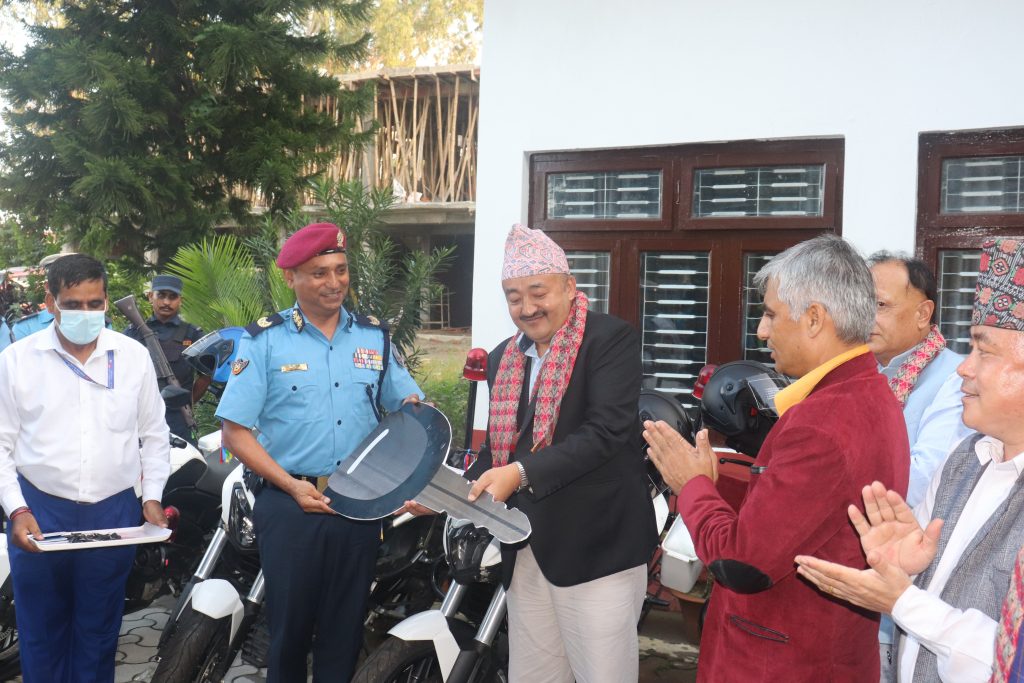 प्रहरीलाई मोटरसाइकल हस्तान्तरण